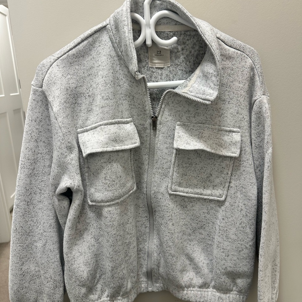 Gray Zip-Up crop sweater with pockets